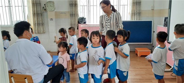 Các bé khám sức khỏe